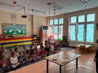 Przedszkolaki przygotowują się do doświadczeń