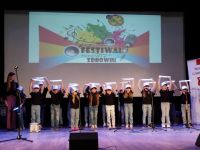 Przedszkolaki prezentują przygotowaną piosenkę na scenie w sali widowiskowej w CSiK w Garwolinie.
