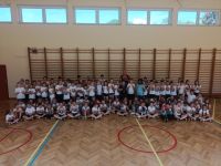 Uczniowie klas I-III z p. Łukaszem Osiakiem