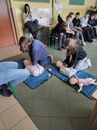 Warsztaty z pierwszej pomocy w kl. VI