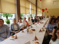 Rodzice oglądają występ dzieci