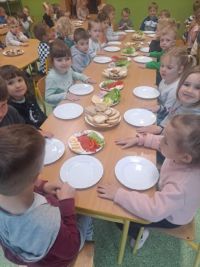 Zajączki przygotowują zdrowe kanapki.