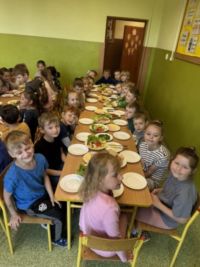 Grupa: Jeżyki wykonuje zdrowe, wiosenne kanapki.