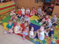 Zabawy z chusta animacyjną w grupie Misie.