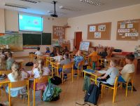 Oglądanie filmu edukacyjnego "Bezpieczne wakacje"