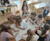 Wspólne wykonywanie plakatu.