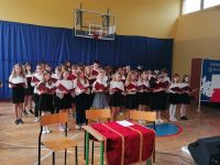 Uczniowie występują na akademii