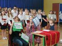 Uczniowie występują na akademii