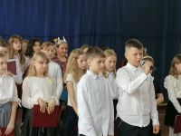 Uczniowie występują na akademii
