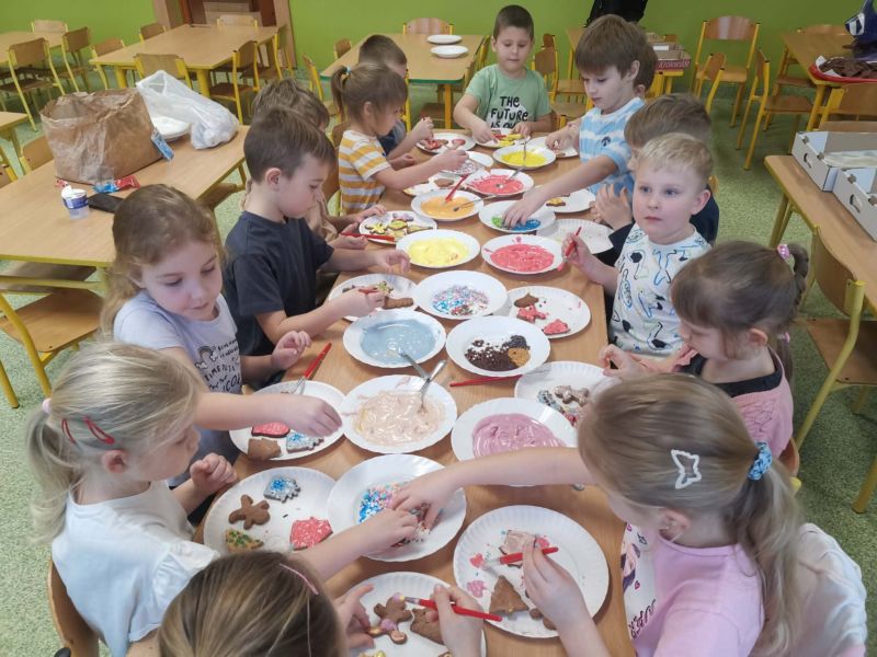 Pieczenie pierniczków w przedszkolu