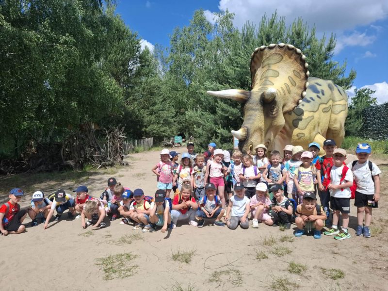 Wycieczka grup Jeżyki i Pszczółki do Doliny Dinozaurów